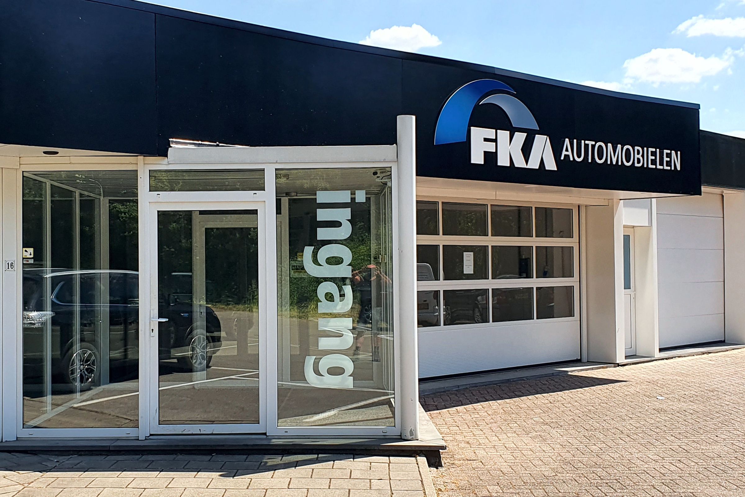 INGANG FKA-automobielen, raambelettering, gevelreclame, pandreclame, luifel reclame, ruitletters, raamletters, raamfolie