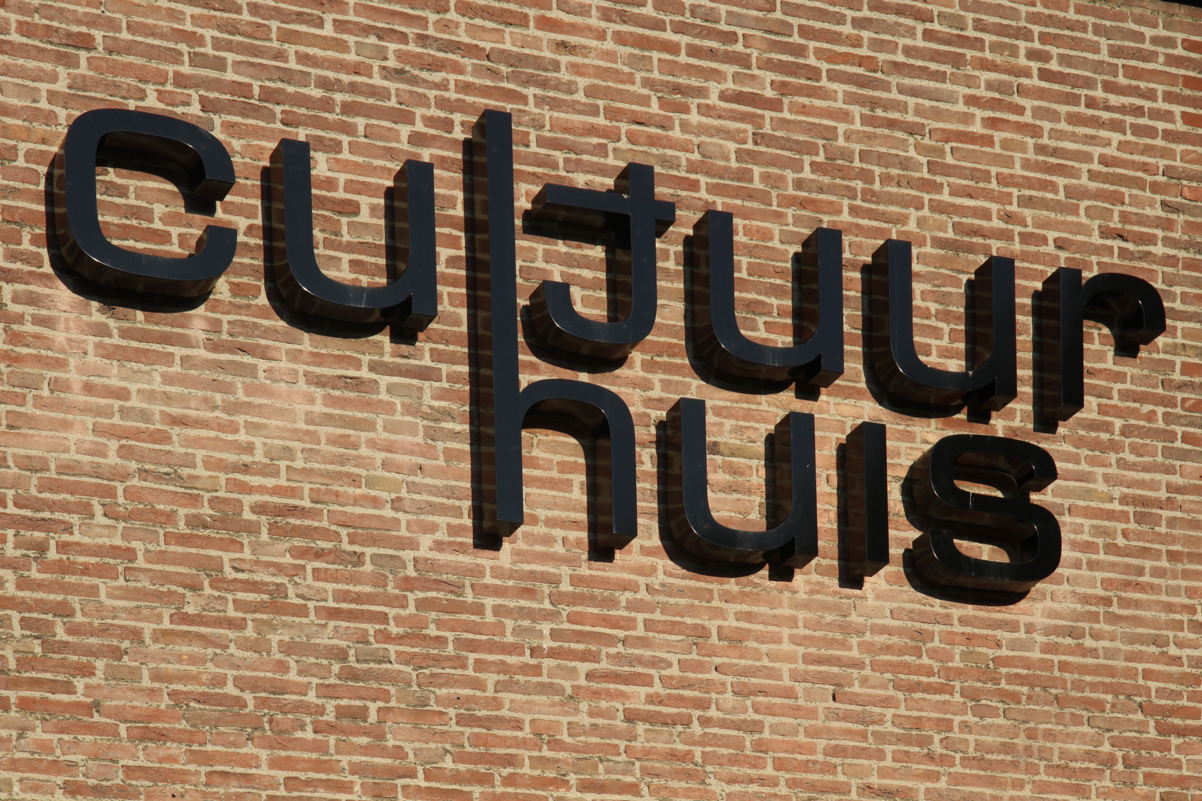 Cultuurhuis Landgraaf, lichtbak, aluminium, doosletters, opgedikte, belettering, losse letters