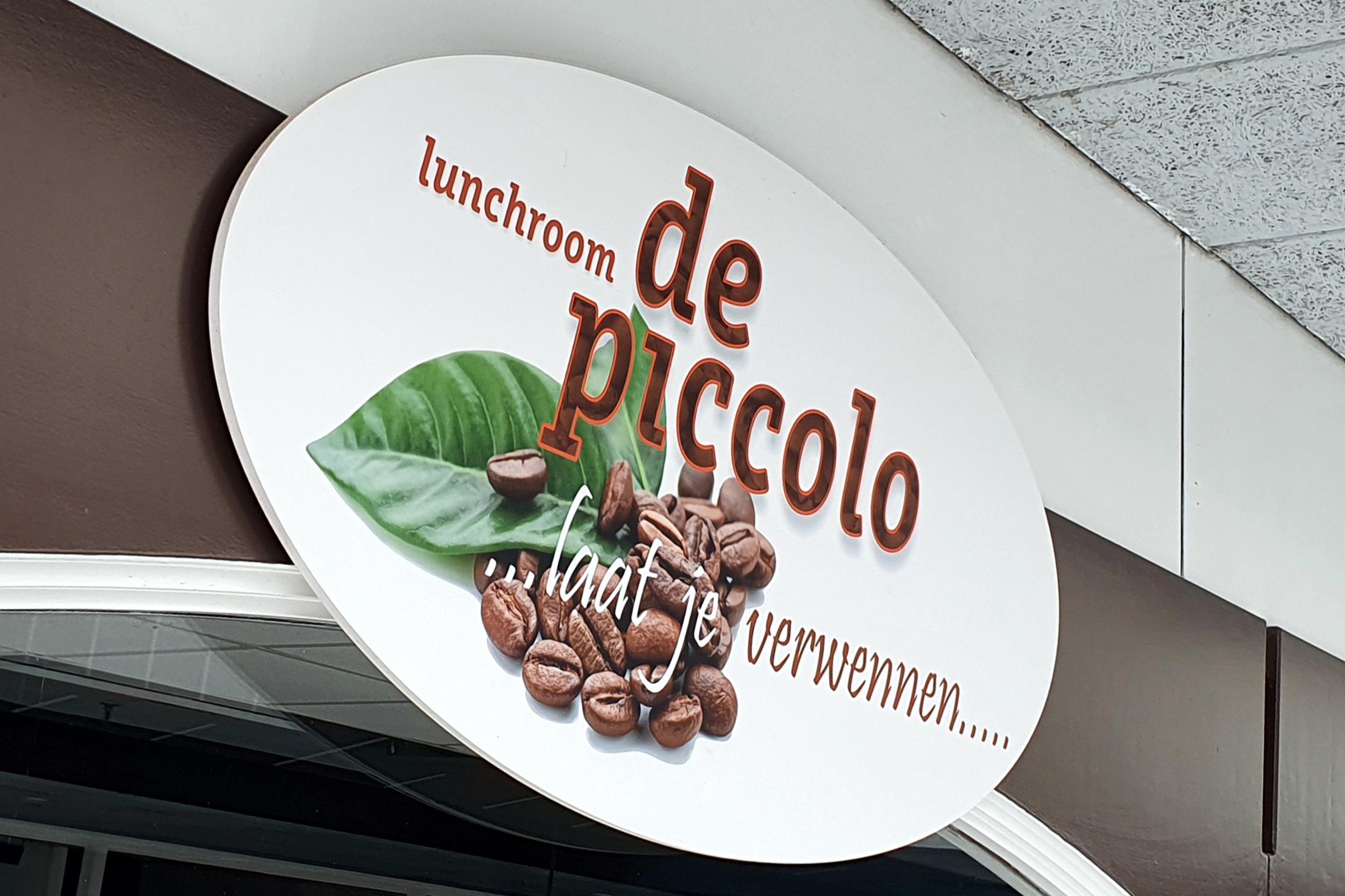 Lunchroom de Piccolo Landgraaf, logo, luifellogo, luifebelettering, pandbelettering, gevelbelettering