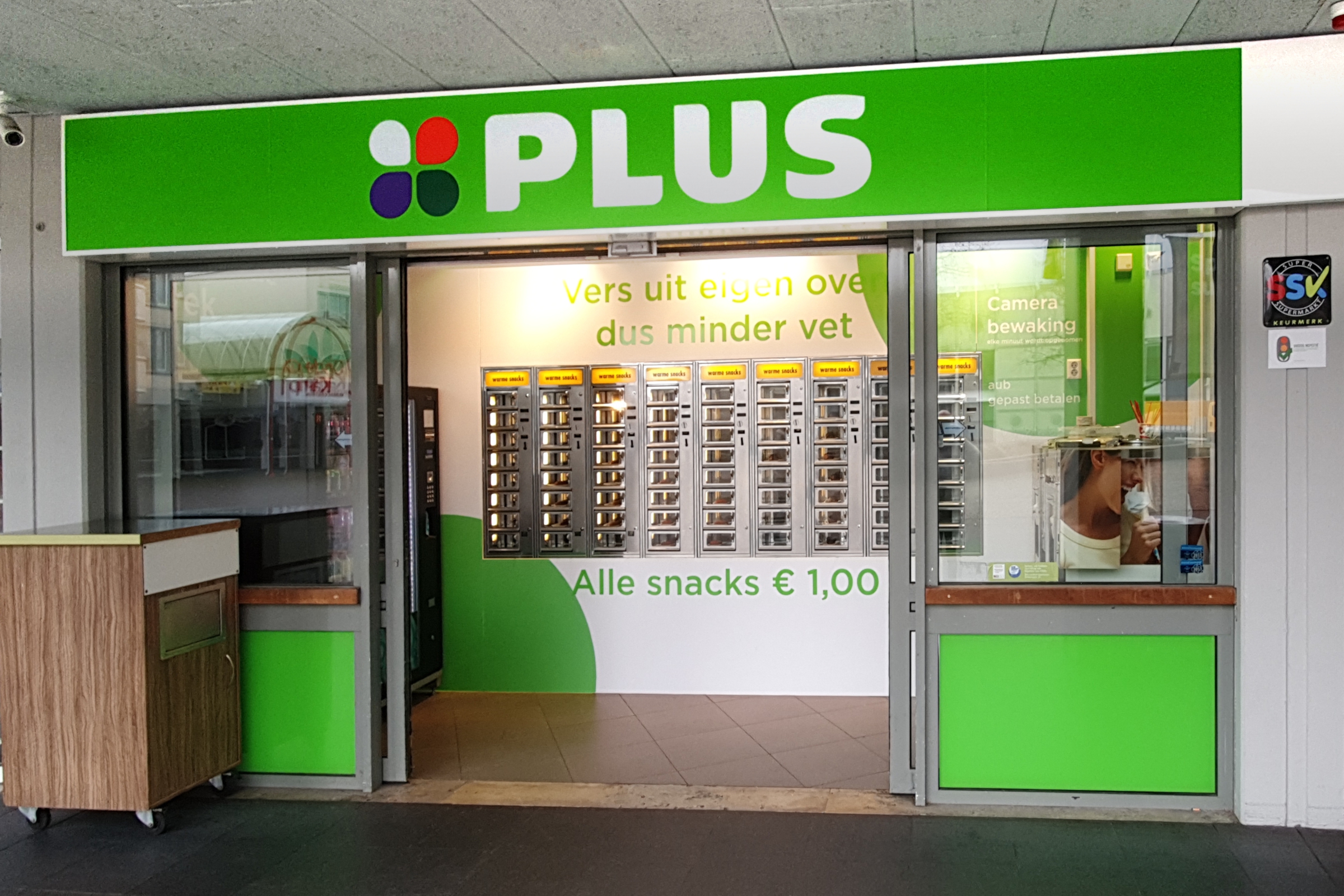 Plus Arts Landgraaf Snackbar, trespa digitaal geprinte gevelbekleding, lichtbakken in nieuwe huisstijlkleur Plus Retail, wanddecotatie, raamfolie, raambelettering