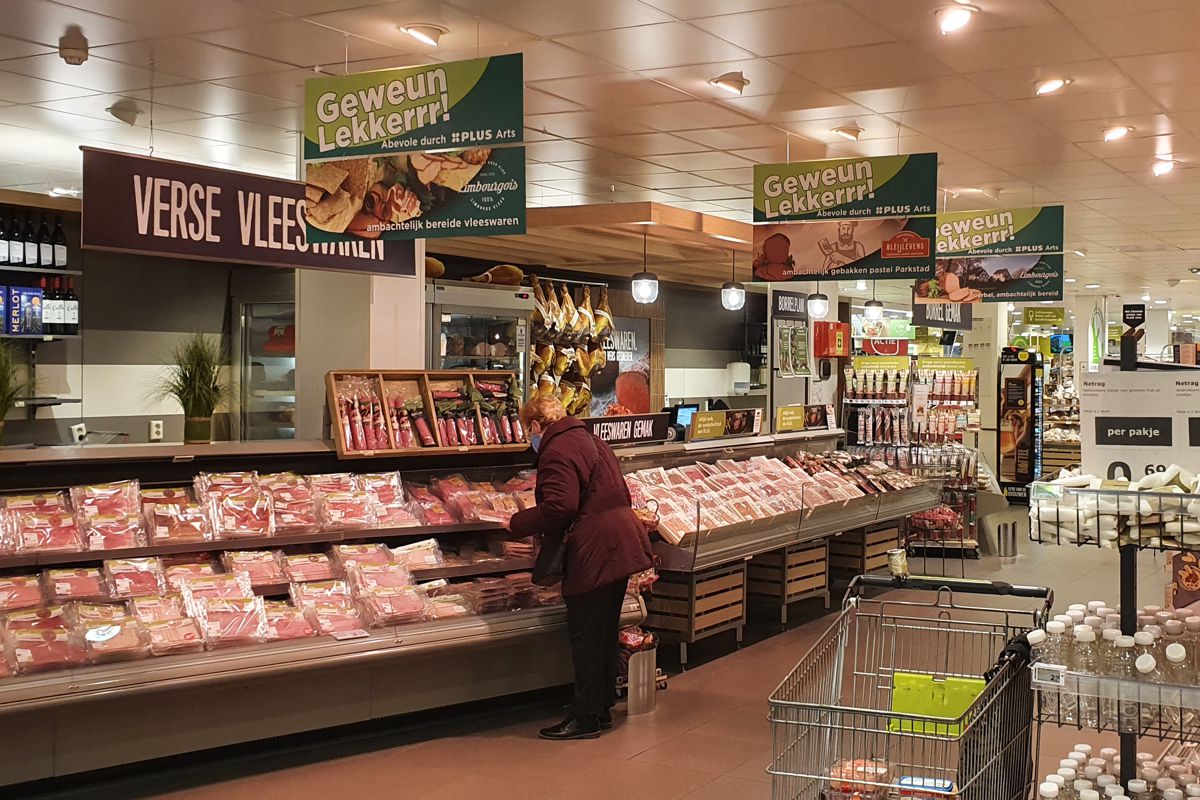 diverse reclameborden op de vleeswarenafdeling van Plus Arts in Landgraaf van de reclame campagne Geweun Lekkerrr!